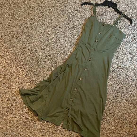 The cutest little sun dress ☀️ - Picture 3 of 9